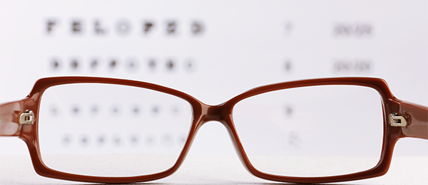 メガネと視力検査表