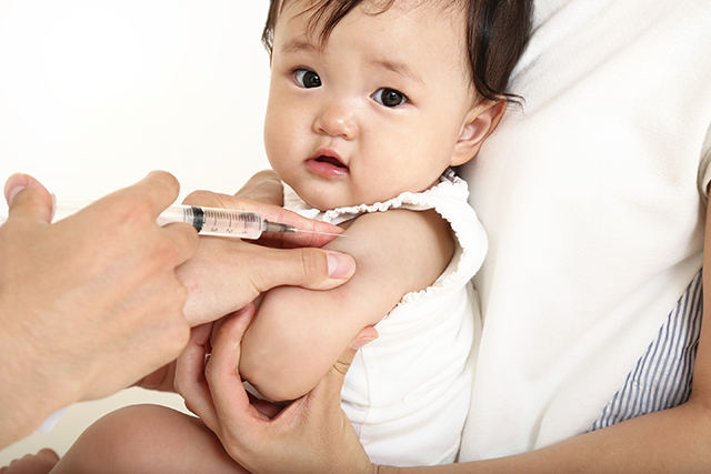 予防接種を受ける小児